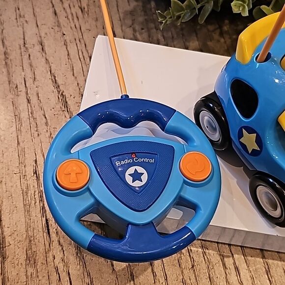 Police race car with remote and sounds - Picture 3 of 7